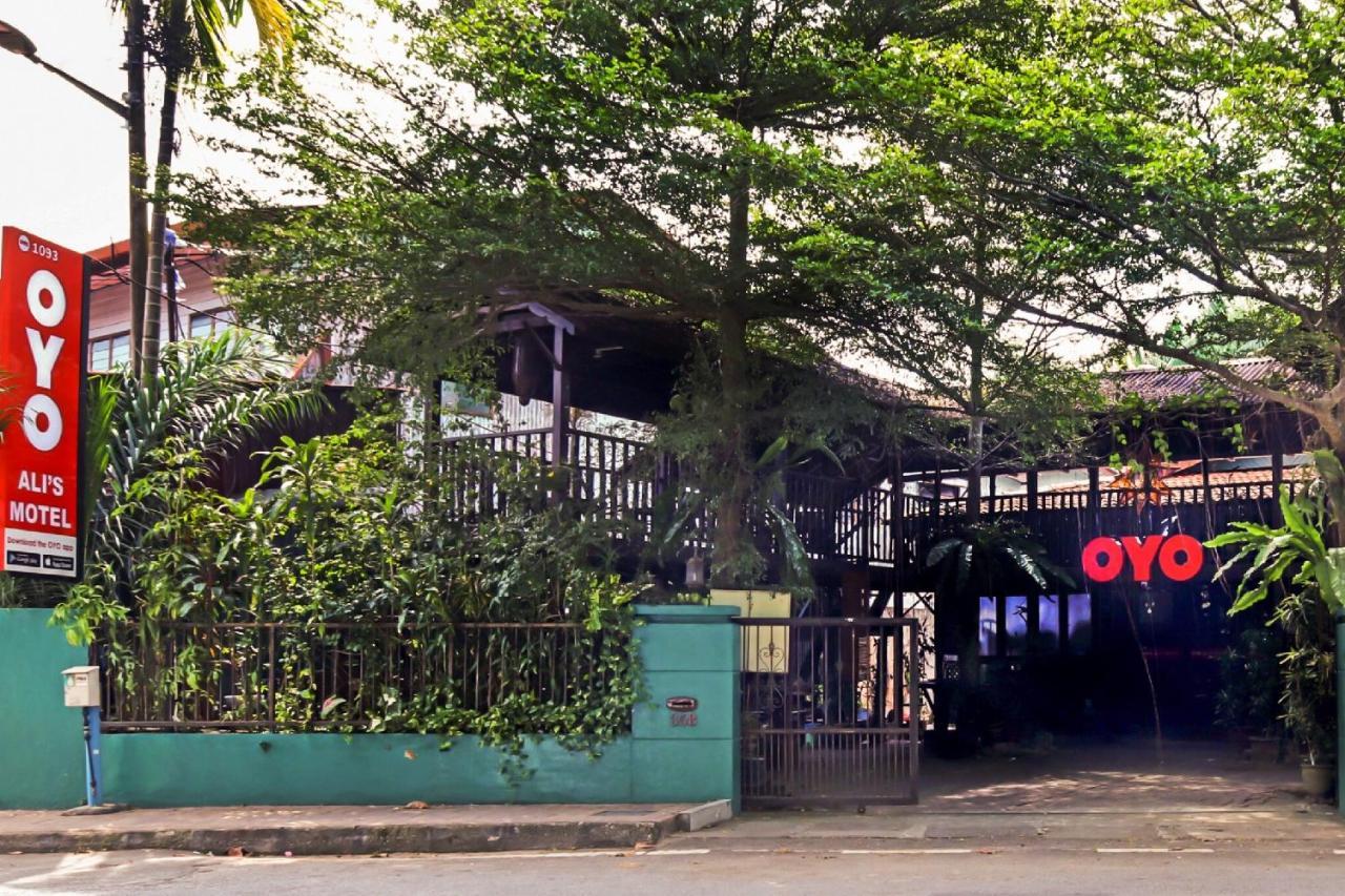 Oyo 1093 Ali'S Motel Teluk Bahang Bagian luar foto