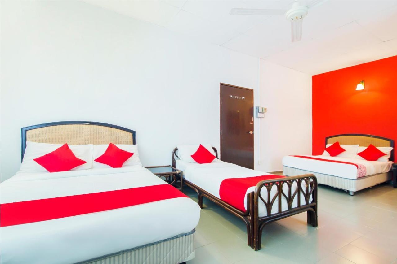 Oyo 1093 Ali'S Motel Teluk Bahang Bagian luar foto