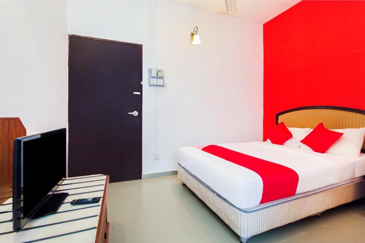 Oyo 1093 Ali'S Motel Teluk Bahang Bagian luar foto