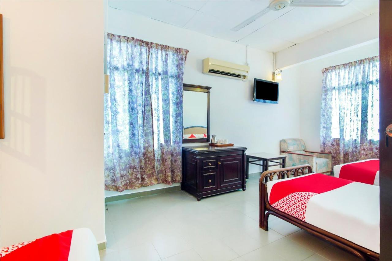 Oyo 1093 Ali'S Motel Teluk Bahang Bagian luar foto