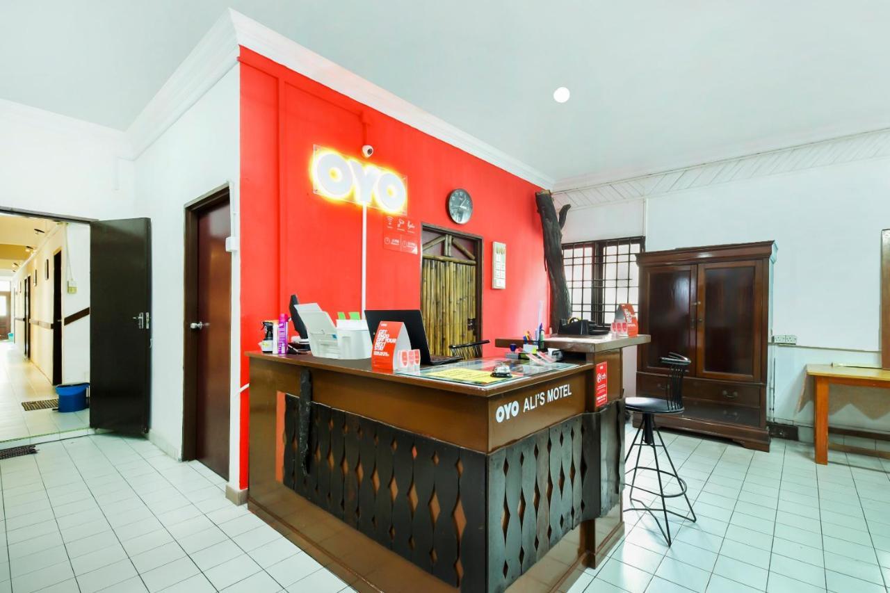 Oyo 1093 Ali'S Motel Teluk Bahang Bagian luar foto