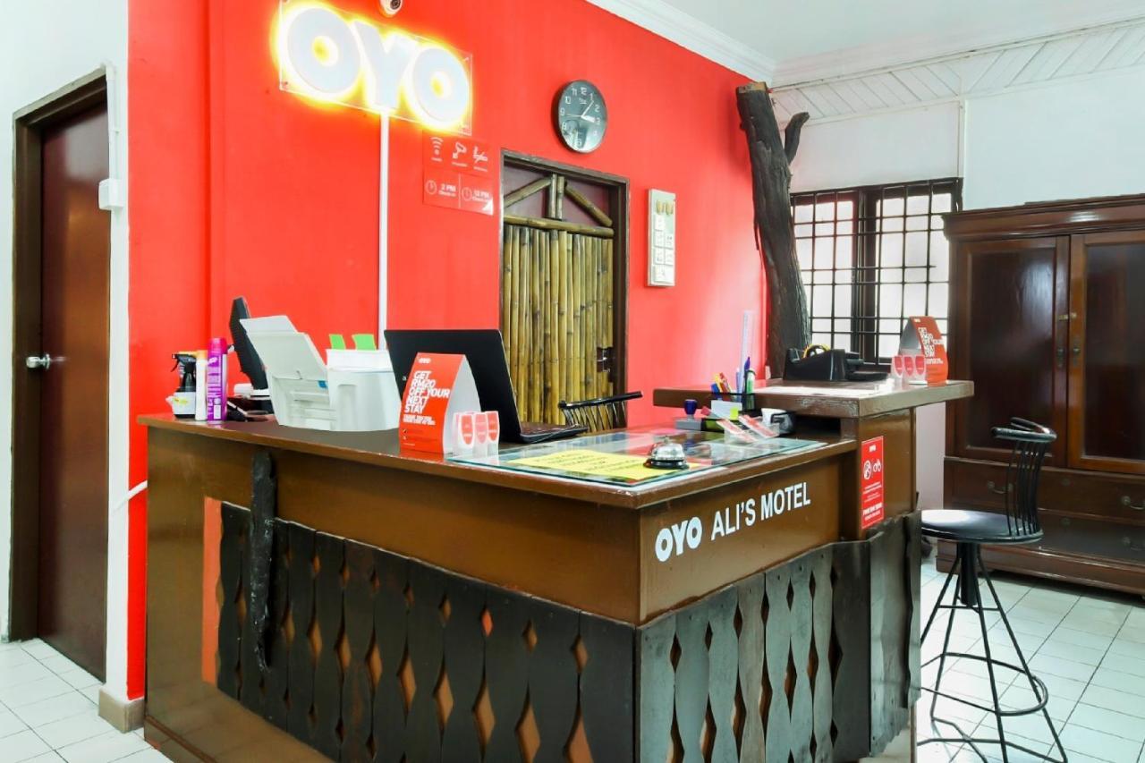 Oyo 1093 Ali'S Motel Teluk Bahang Bagian luar foto