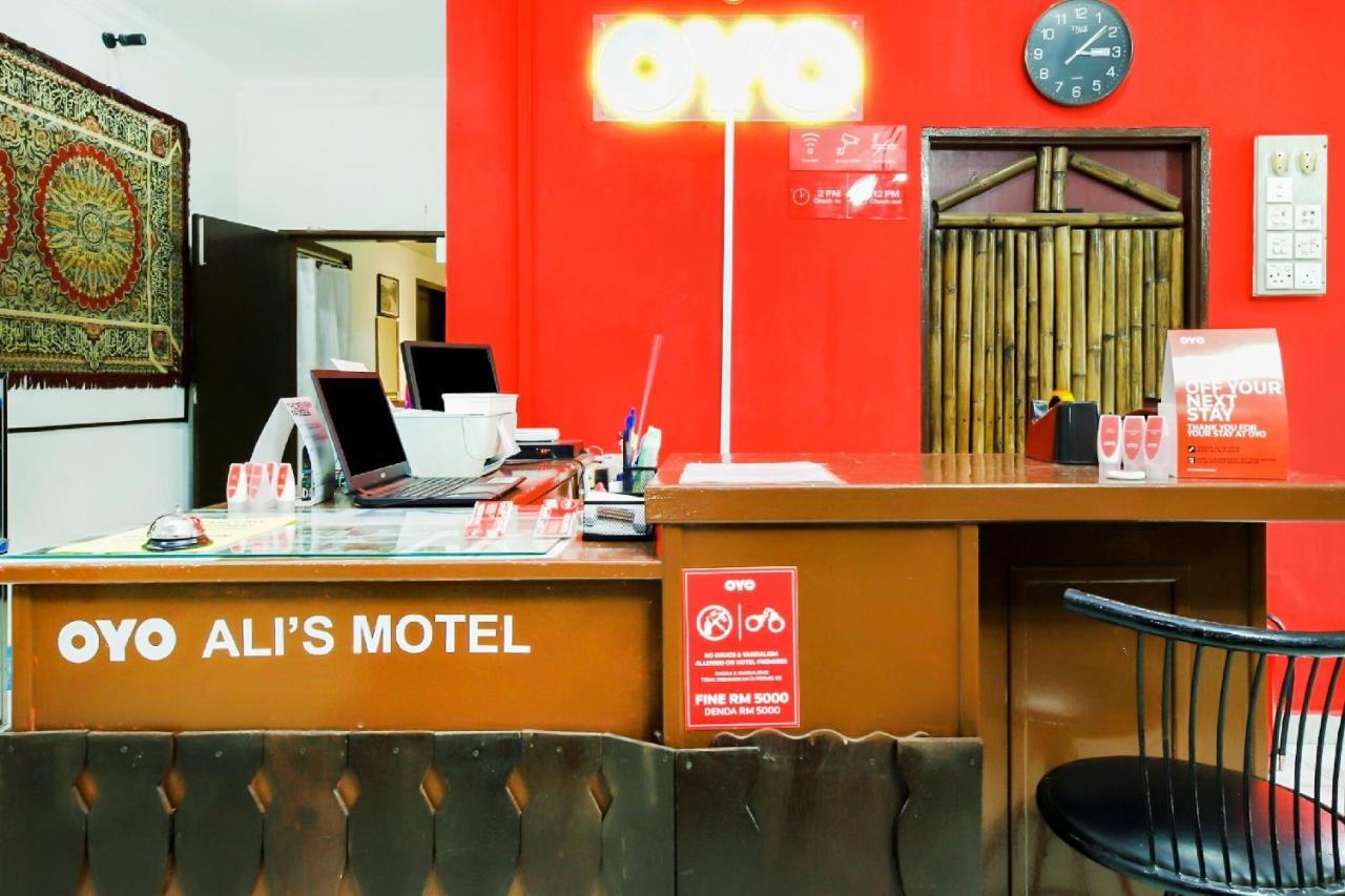 Oyo 1093 Ali'S Motel Teluk Bahang Bagian luar foto