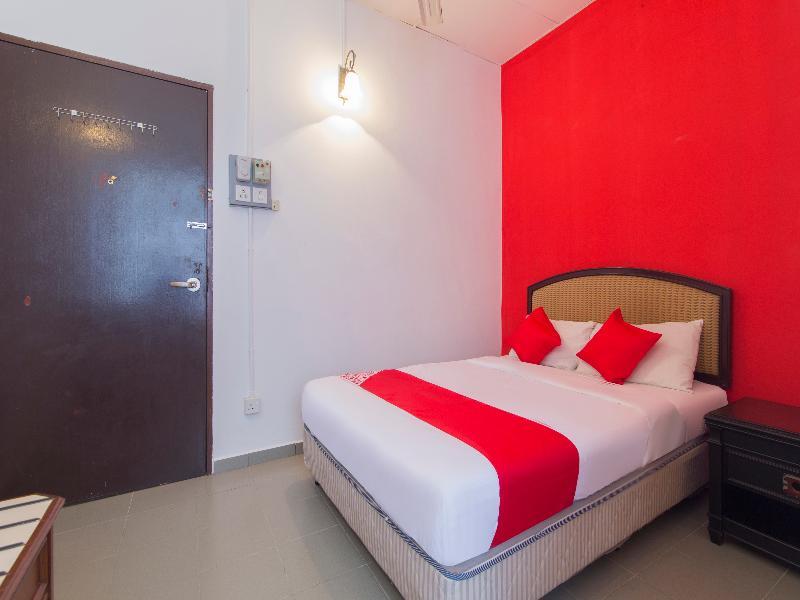 Oyo 1093 Ali'S Motel Teluk Bahang Bagian luar foto